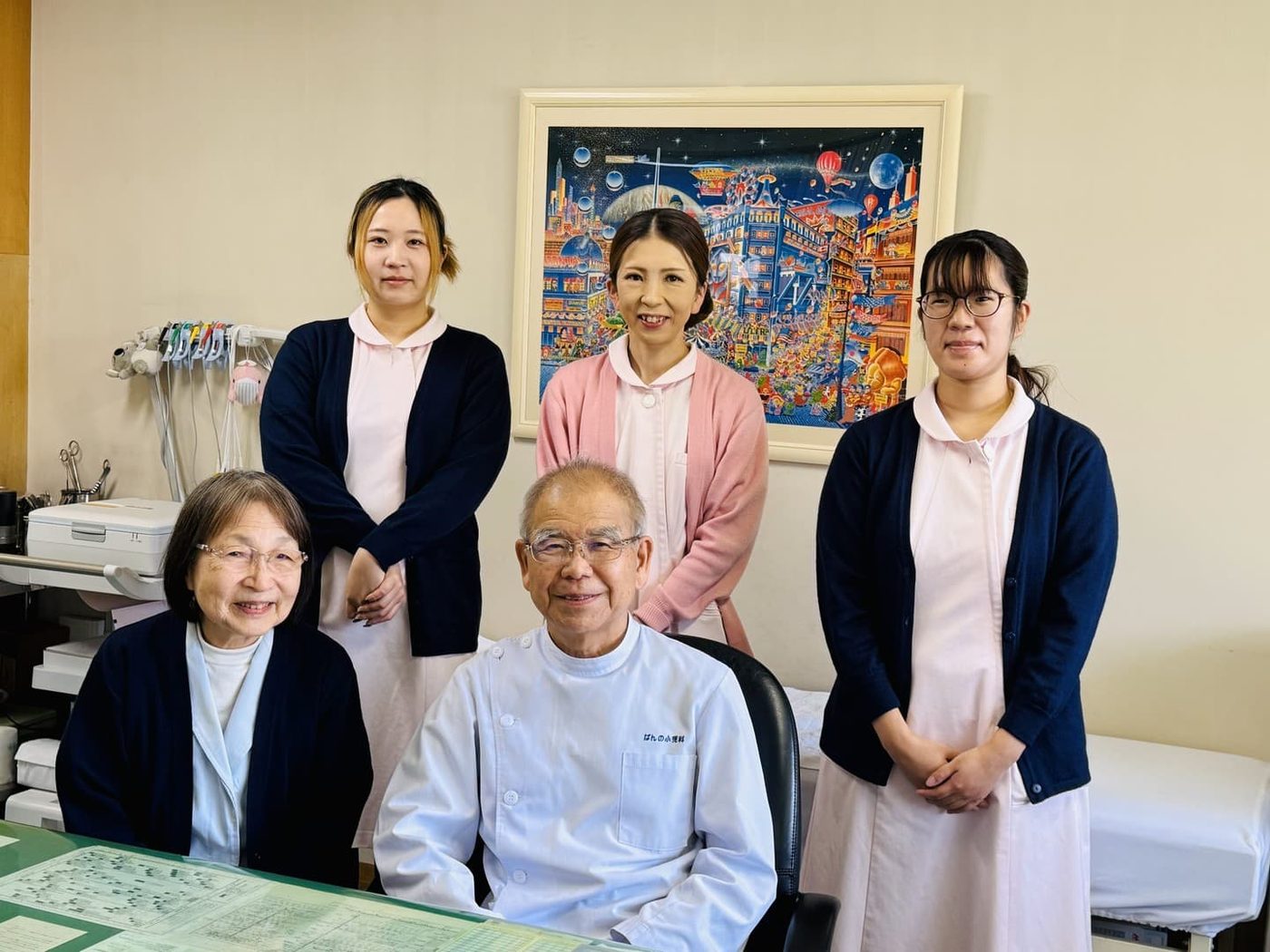 診察室に並ぶ、ばんの小児科の院長とスタッフ